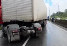 acidente com carreta na BR-324