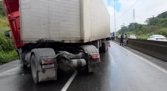acidente com carreta na BR-324