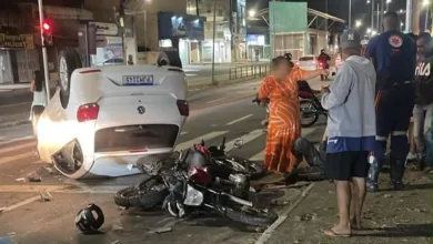 carro atinge motocicletas em Feira de Santana