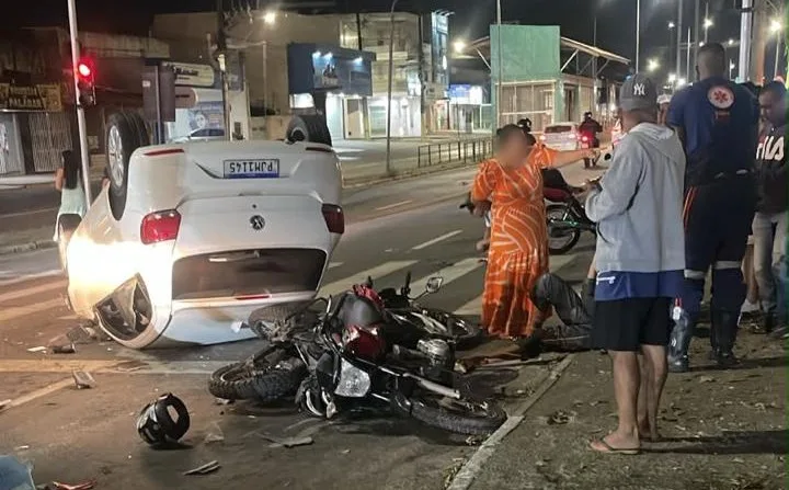 carro atinge motocicletas em Feira de Santana