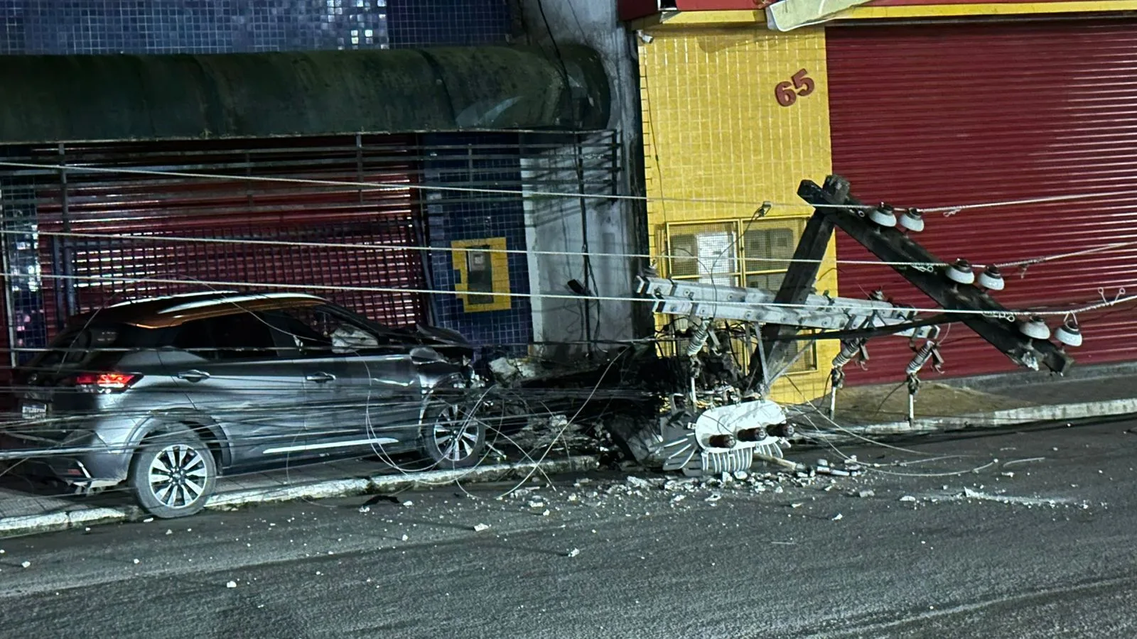 Motorista bate em poste em Conceição do Jacuípe