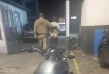 jovem detido com motocicleta com restrição de roubo ou furto em Cabuçu