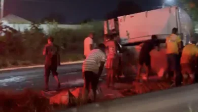 caminhão tomba na BR-324 em Conceição do Jacuípe