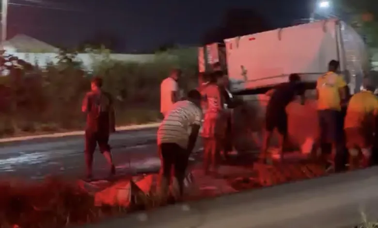 caminhão tomba na BR-324 em Conceição do Jacuípe