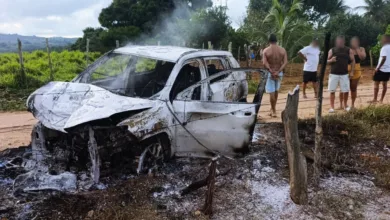 carro bate em poste em Coração de Maria