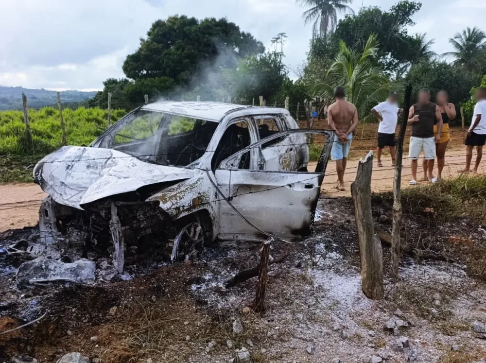 carro bate em poste em Coração de Maria