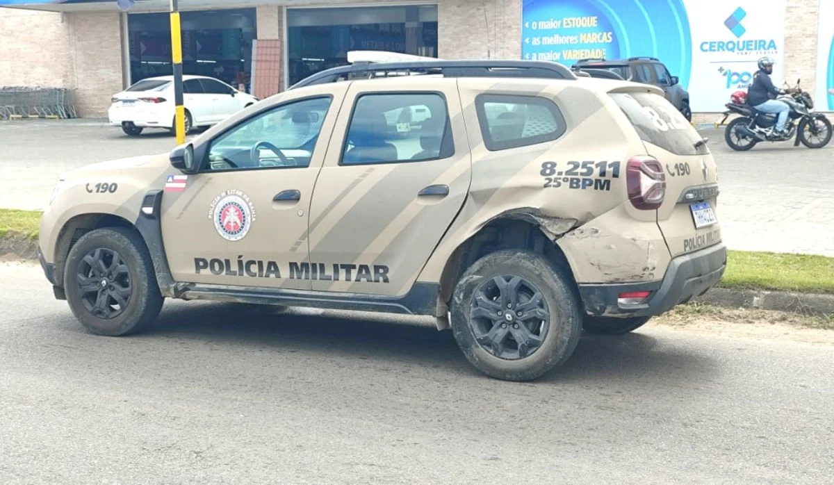 carro capota após bater em viatura em Feira de Santana