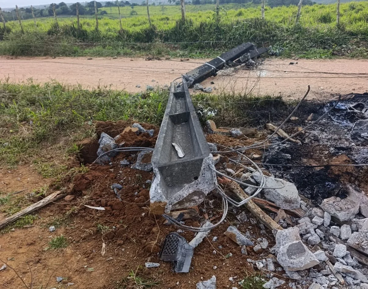 carro bate em poste em Coração de Maria