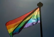 pais condenados por expulsar filho gay