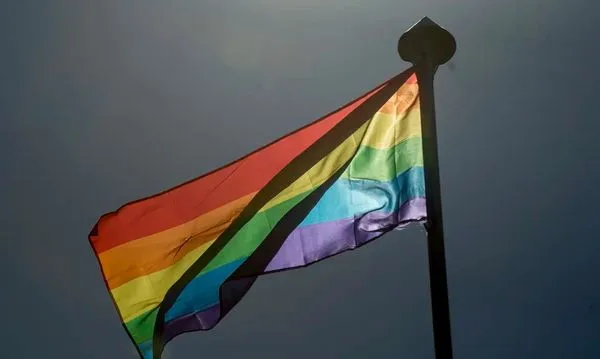 pais condenados por expulsar filho gay