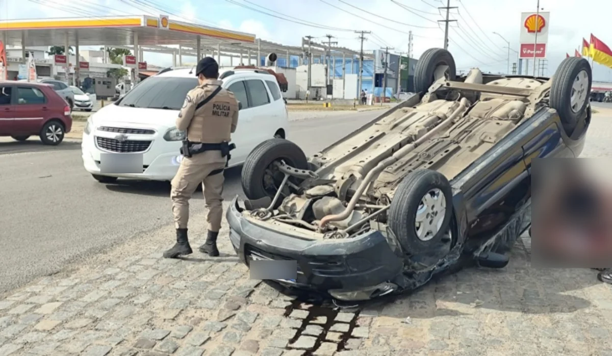 carro capota após bater em viatura em Feira de Santana