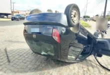 carro capota após bater em viatura em Feira de Santana