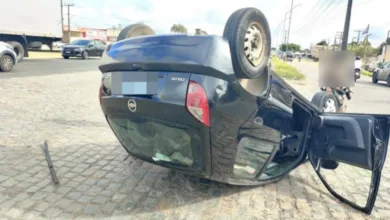 carro capota após bater em viatura em Feira de Santana