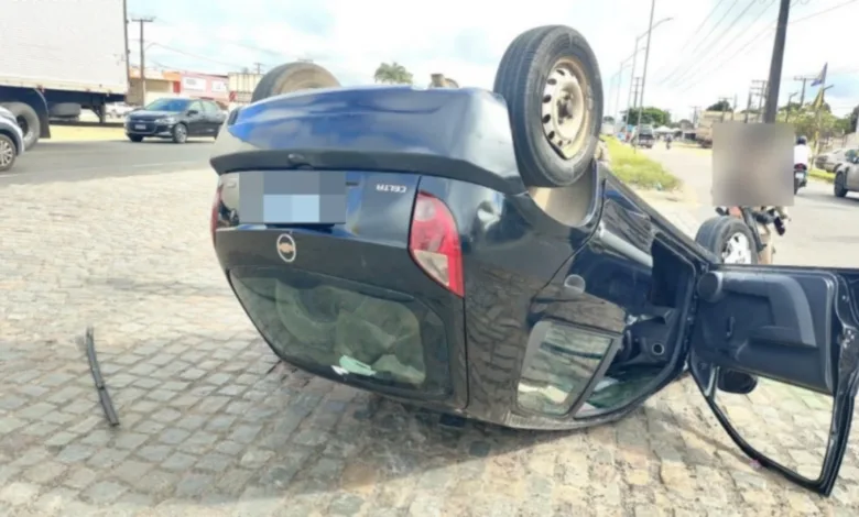 carro capota após bater em viatura em Feira de Santana