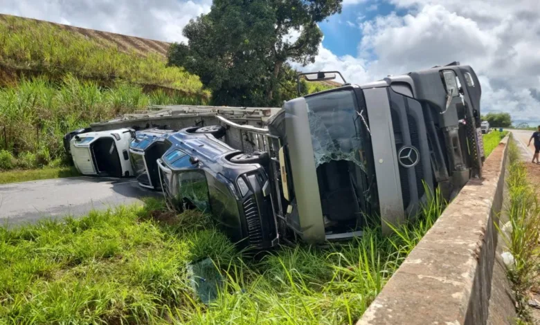 caminhão-cegonha tomba na BR-101