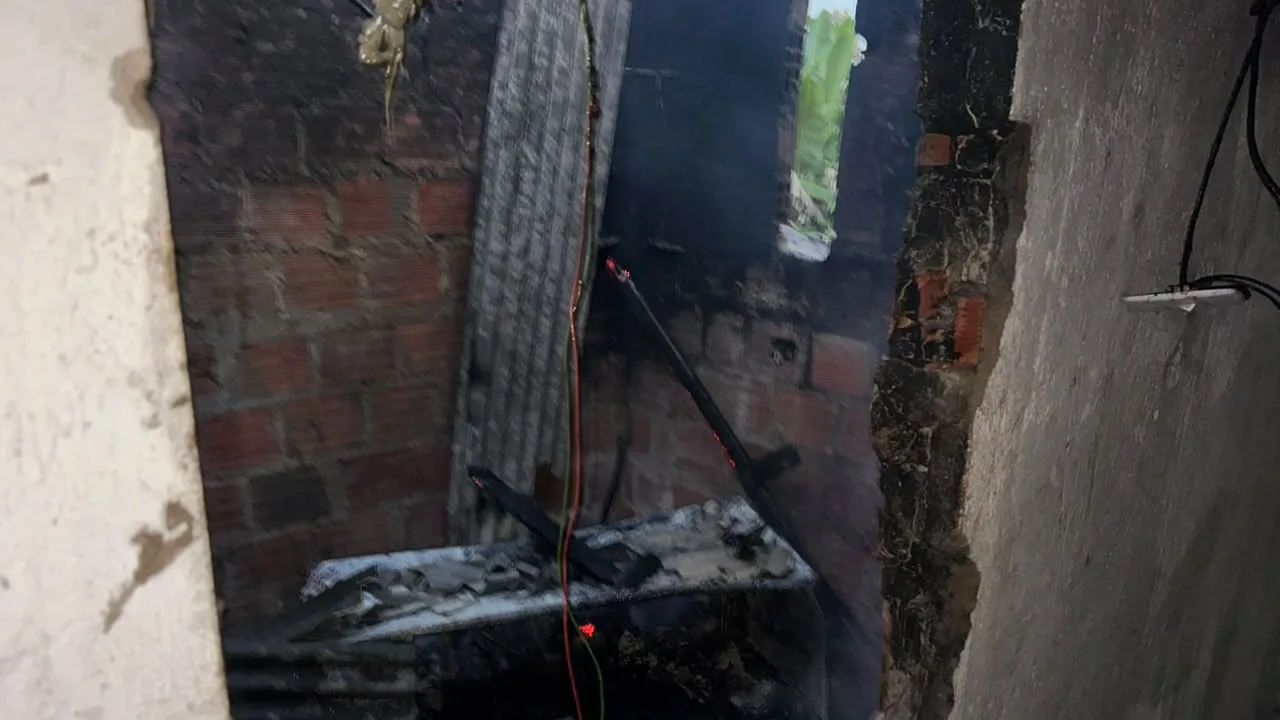 homem incendeia casa em Teodoro Sampaio