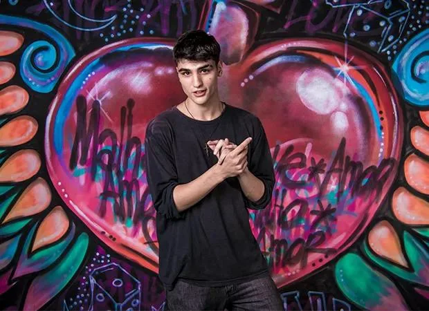 Caian Zattar trabalha em loja entre gravações | Foto: Reprodução