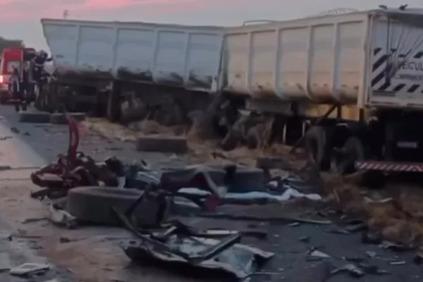 Colisão entre carretas na BR-242 deixa dois mortos | Foto: Reprodução