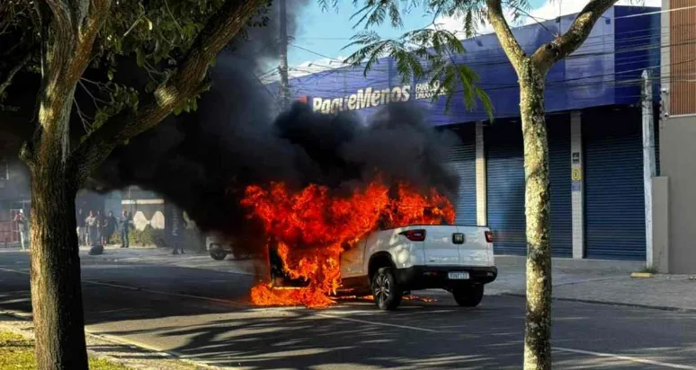 carro pega fogo em Feira de Santana