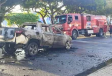 carro pega fogo em Feira de Santana
