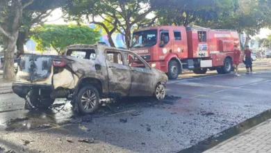 carro pega fogo em Feira de Santana