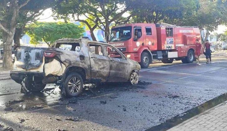 carro pega fogo em Feira de Santana