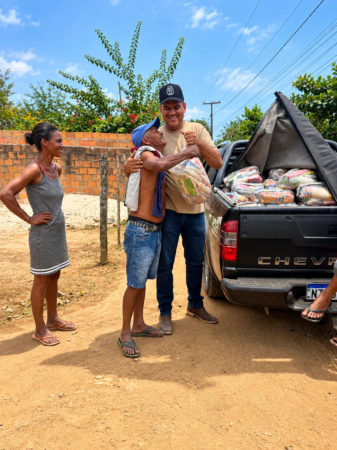 Rafa Gás distribui cestas básicas e brinquedos