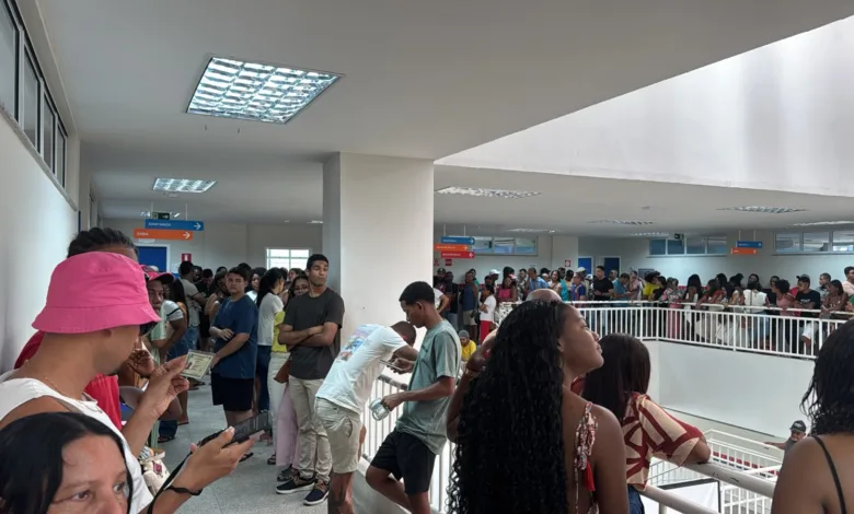 filas no Colégio Estadual de Conceição do Jacuípe