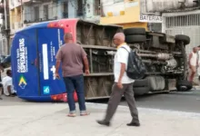 Micro-ônibus com pacientes tomba em Salvador