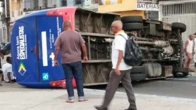 Micro-ônibus com pacientes tomba em Salvador