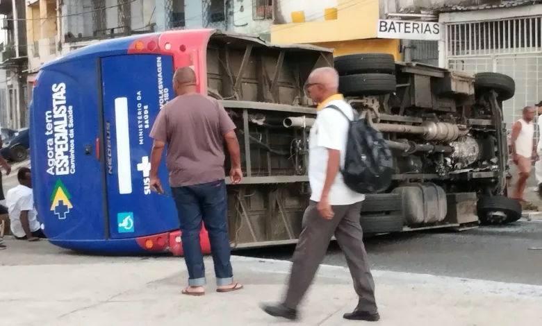 Micro-ônibus com pacientes tomba em Salvador