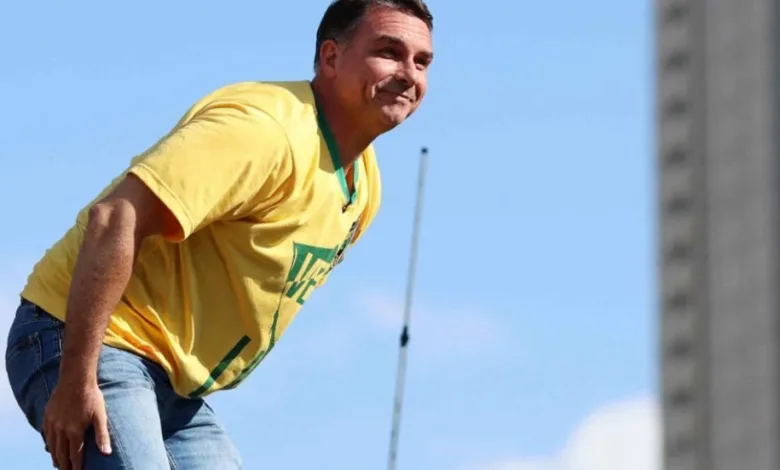 Flávio Bolsonaro desiste de debate