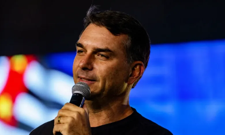 Flávio Bolsonaro não vai ao debate da Band