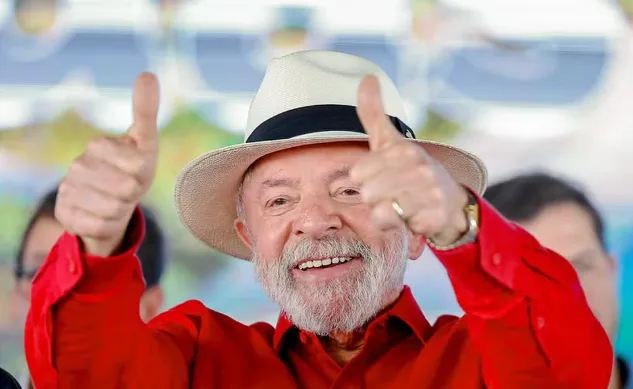 Lula ultrapassa Flávio Bolsonaro em pesquisa