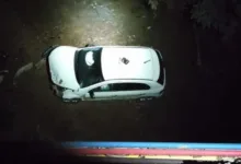 Motorista joga carro em rio