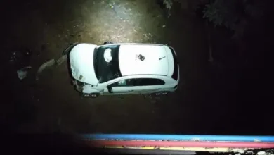 Motorista joga carro em rio