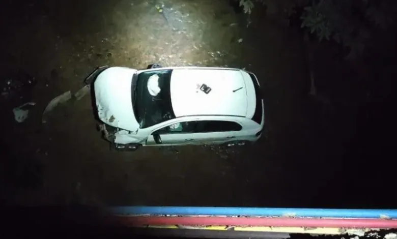 Motorista joga carro em rio