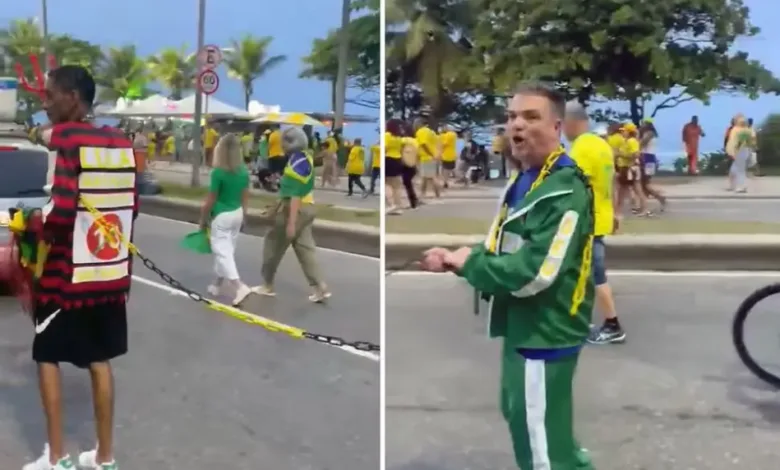 Homem negro acorrentado em ato de Flávio Bolsonaro