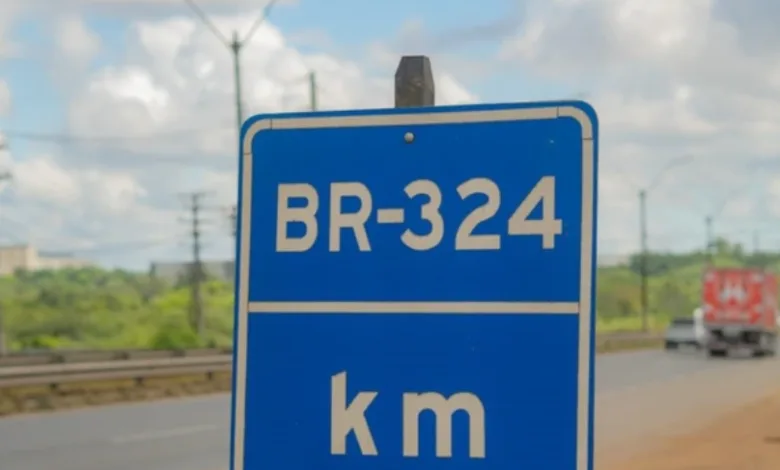 Mulher morre atropelada na BR-324