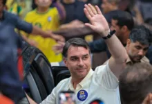 Flávio Bolsonaro entrega passaporte