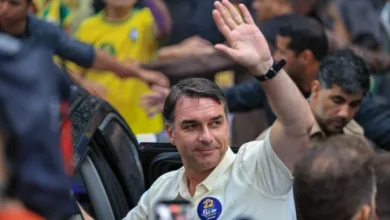 Flávio Bolsonaro entrega passaporte