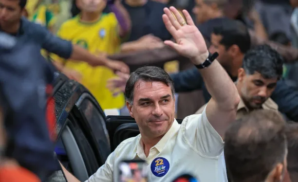 Flávio Bolsonaro entrega passaporte
