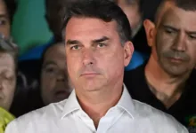 Flávio Bolsonaro se declara presidente eleito