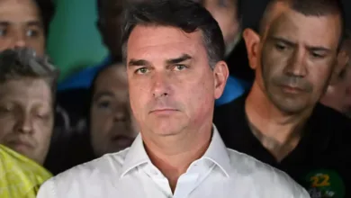 Flávio Bolsonaro se declara presidente eleito