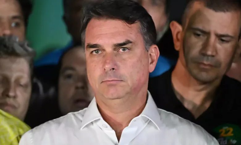 Flávio Bolsonaro se declara presidente eleito